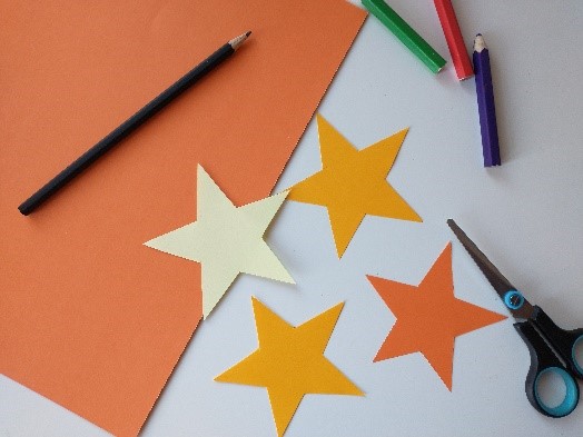 Wir basteln Sterne und mehr - Bildrechte: Nathalie Sachitzki