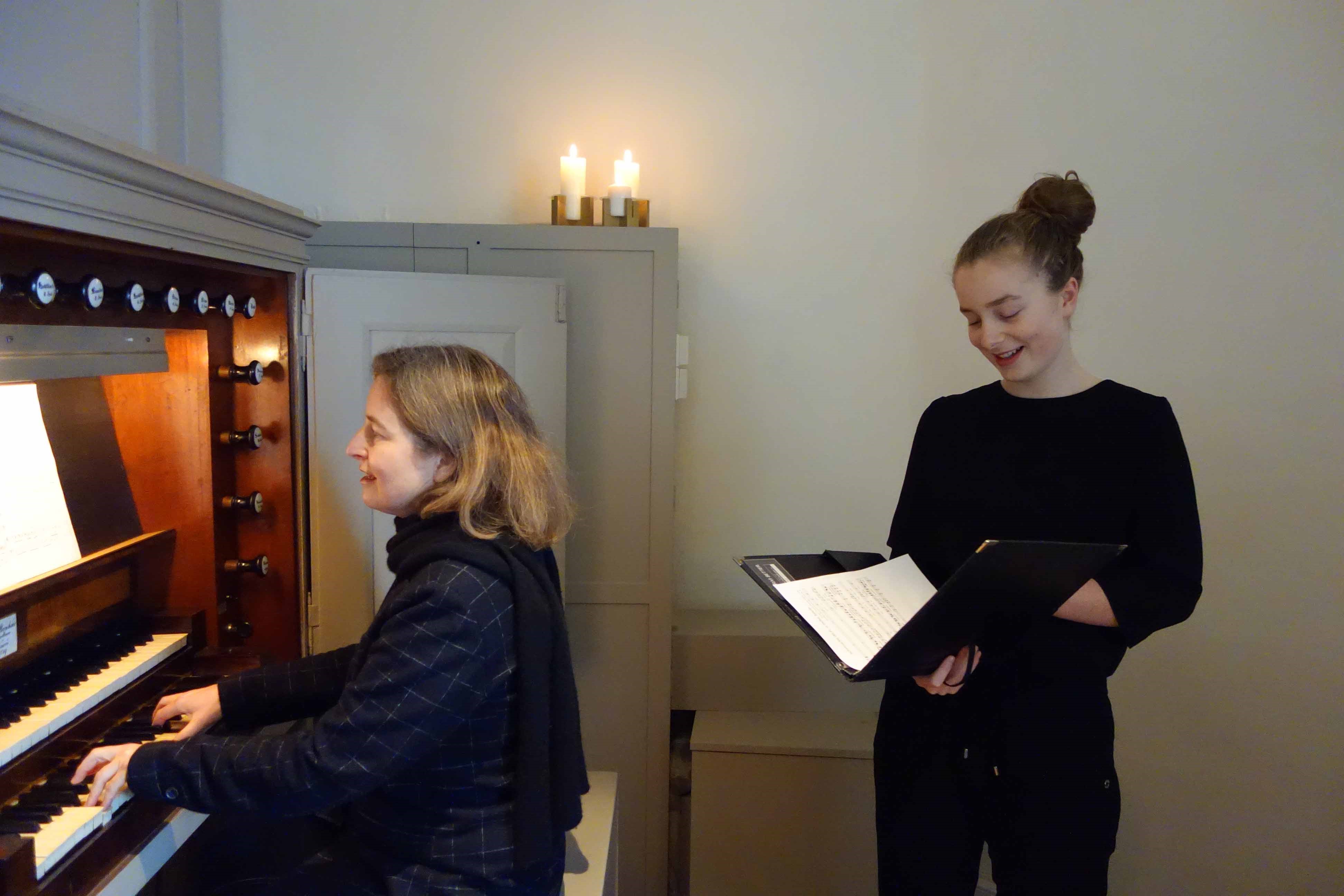 Antonia und Caroline Jacob bei der Aufnahme von Passionsliedern Antonia und Caroline Jacob bei der Aufnahme von Passionsliedern