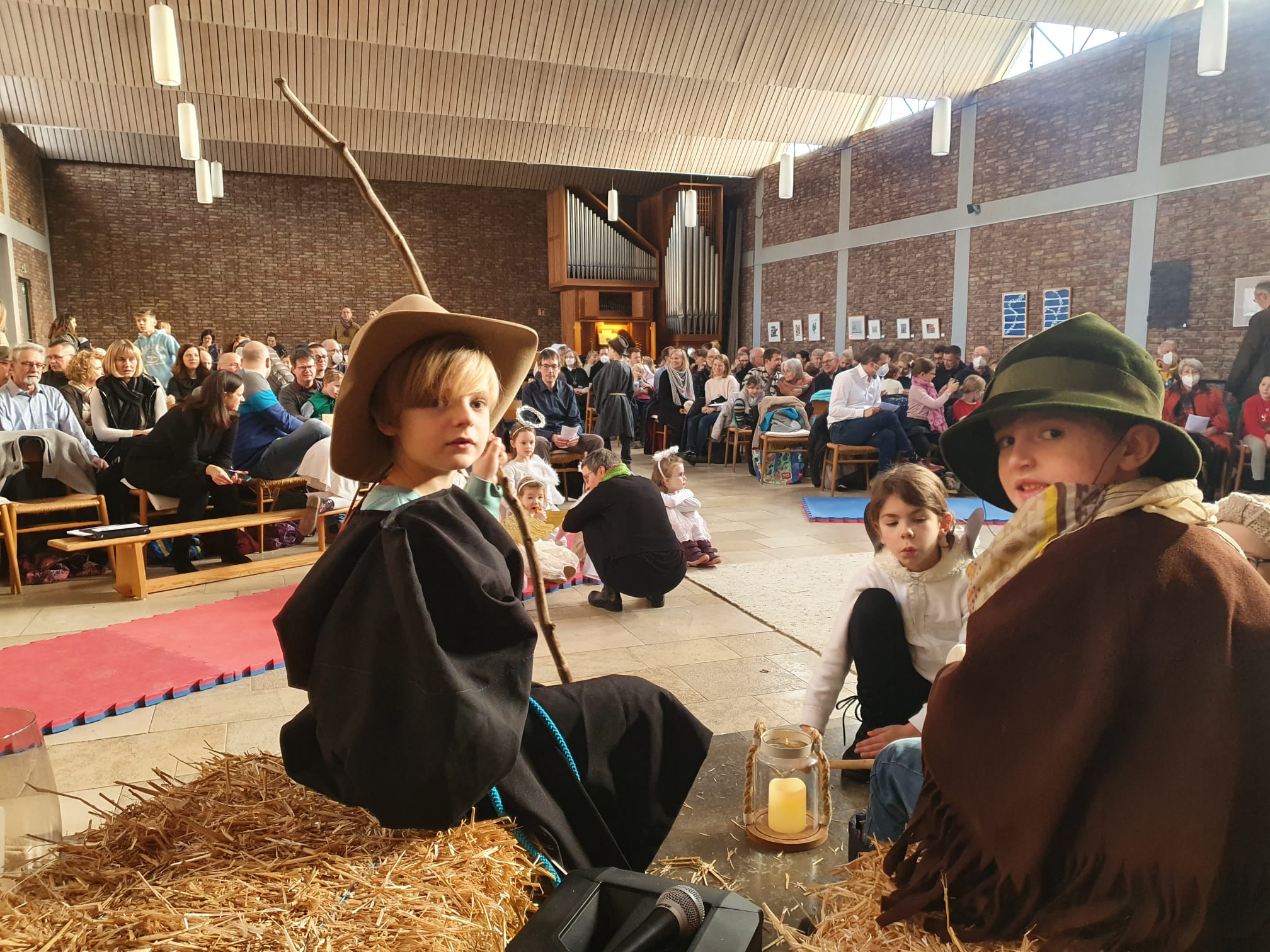 Die Hirten sind angekommen - Krippenspiel in Bommersheim. Bildrechte: Ingo Sch&uuml;tz