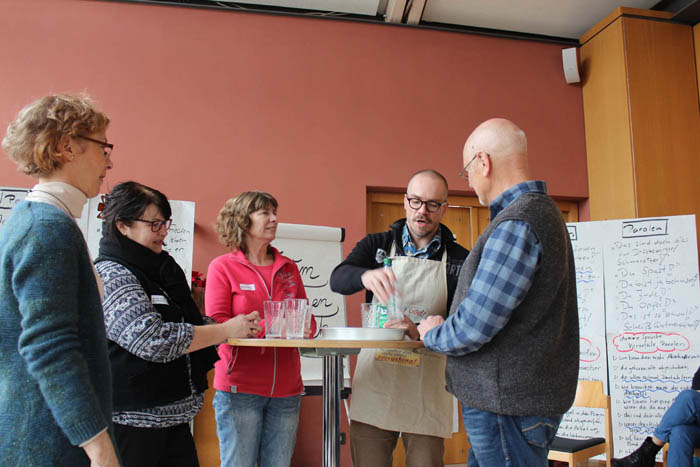 Tobias Krohmer (mit Schürze) als Wirt im „Braunen Bock“ in einer fiktiven Gesprächssituation mit Workshop-Teilnehmenden (Foto: JM Meier) Tobias Krohmer (mit Schürze) als Wirt im „Braunen Bock“ in einer fiktiven Gesprächssituation mit Workshop-Teilnehmenden (Foto: JM Meier)